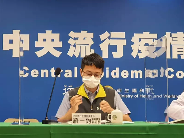 羅一鈞提醒,免隔離新制上路後,民眾可能仍有輕症轉重症的風險,應注意是否有警示症狀,儘速就醫。記者楊雅棠/攝影