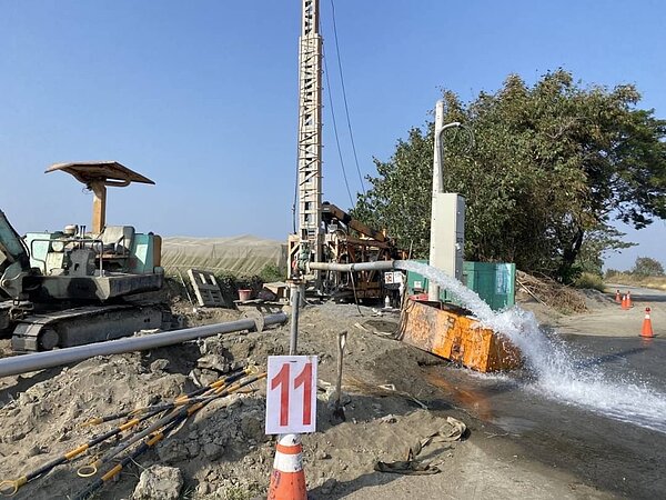 水利局去年底即防患未然，努力多找水源於大泉淨水場附近鑿11口深井，已提早於昨日全數送水。圖／高雄市政府提供