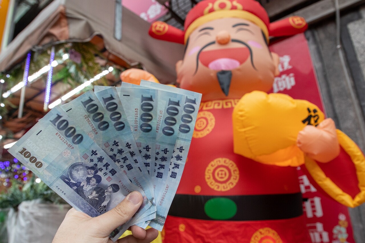 各黨團同意3月24日在立法院會表決特別預算案，完成三讀程序。民進黨立院黨團總召柯建銘說，預估最快4月6日起，陸續發放現金6000元。聯合報系資料照 