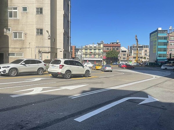 桃園中壢交流道易塞車，市府交通局改善路口號誌時制及車道盼紓解車流。（呂筱蟬攝）