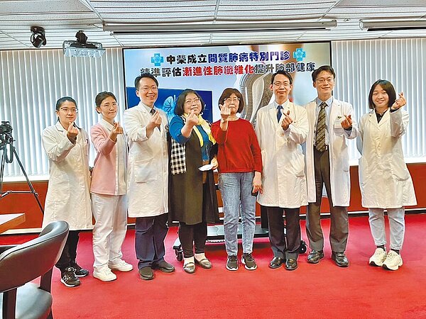 台中榮總先成立「間質性肺病整合照護中心」,今年更成立「間質性肺病特別門診」,集合胸腔科、免疫風濕科、心臟科、復健科等多團隊醫師提供共同照護。圖/台中榮總提供