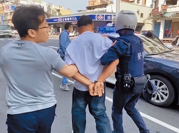 高雄三民區昨日上午發生情殺案,55歲魚販邱姓男子不滿女友51歲夏姓女子提出分手,持刀對著夏女當街猛砍,夏女身中多處刀傷,緊急送醫搶救仍不治。路過刑警第一時間將邱男壓制在地,警方隨後到場將他逮捕,訊後依殺人罪送辦。(翻攝照片/崔正綱高雄傳真)