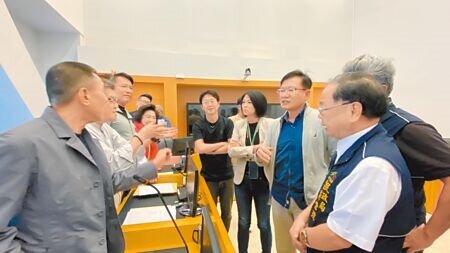 台中市議會教育文化委員會藍綠議員討論巨蛋追加預算案,召集人張家銨最後裁示照案通過。(張亦惠攝)