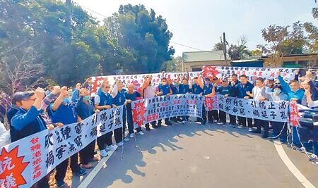 台糖公司東石鄉港墘農場,傳出廣達77公頃造林地要砍樹種電,16日上百鄉民聚集在港墘農場,表達反對到底態度,並要求台糖撤案。(呂妍庭攝)