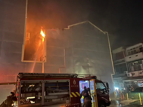 台南中西區西寧街一棟3層建物昨天深夜傳出火警，3樓鐵皮加蓋後方的貯藏室冒出火舌。圖／讀者提供
