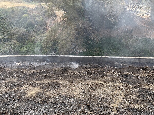 水上垃圾掩埋場起火,1.6萬平方公尺燒成焦炭。記者黃于凡/翻攝