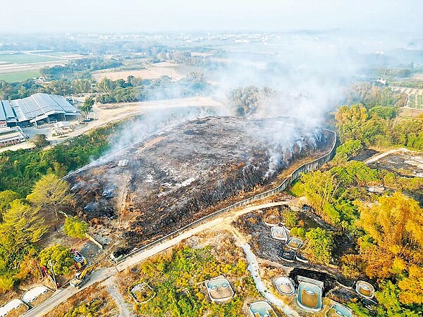 嘉義縣水上鄉一處已封場的垃圾掩埋場15日突然起火，悶燒逾24小時，散發的惡臭味從水上鄉一路飄到台南市白河地區，周遭居民直呼臭到受不了。（林緗亭提供／呂妍庭嘉義傳真）