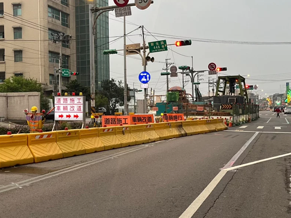 桃園中壢汙水下水道系統主幹管工程,預計今年9月底可完工並恢復新生路暢通,建議施工期間民眾可多改走中豐北路一段等替代道路。圖/桃園市水務局提供