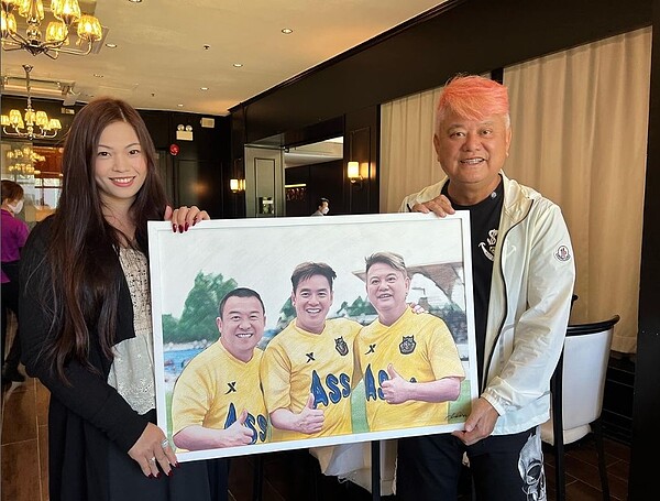 72歲「皇帝」超狂!贈小三輪女友7房產 再發豪語:全部財產都給她 李龍基女友Chris Wong是飛機工程師,後來轉行當業餘畫家,時常在社群平台上分享其畫作及名人合影。圖/取自instagram@chrisart1017