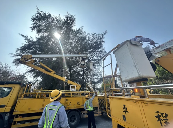 台電高雄區處在高雄彌陀區電線桿上發現直徑80公分大的鳥巢上出動7名員工、3部升空車前往「移巢」,避免不慎又停電。記者王昭月/翻攝