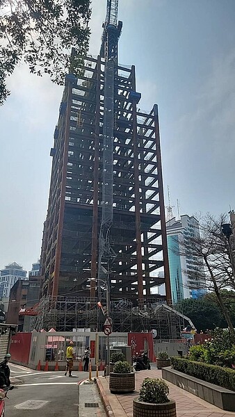 台北市忠孝東路二段64巷的一處建築工地發生了一起工安意外，工人從6樓墜落。圖／翻攝畫面。