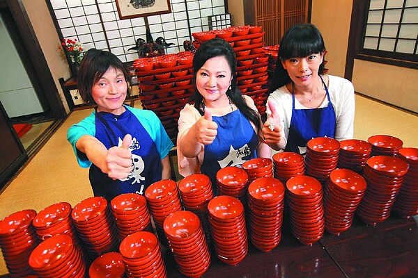 菅原初代(圖左)曾經創下10分鐘吃了399碗蕎麥麵的紀錄。圖/中天提供