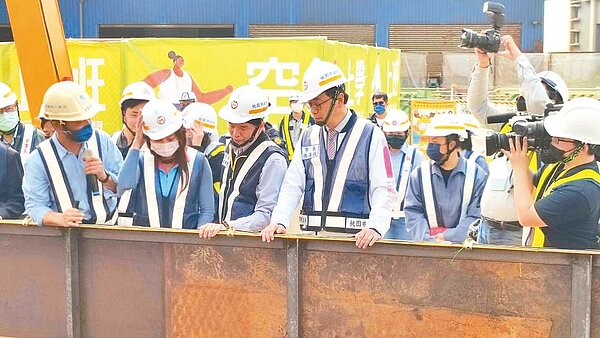 桃園捷運綠線GC02標首次啟用潛盾機作業,市長張善政(前排中)昨聽取捷工局說明。記者鄭國樑/攝影