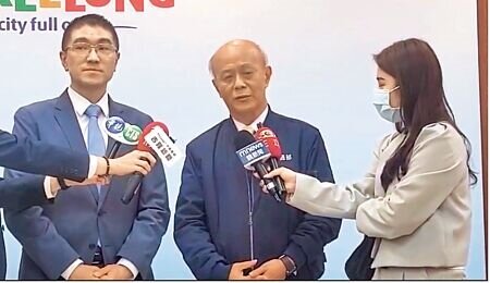 交通部次長胡湘麟(中)前往拜會基隆市長謝國樑(左),向謝國樑說明基隆捷運經費增加的歷程,同時了解市府的想法,一起來解決基捷問題。(徐佑昇攝)