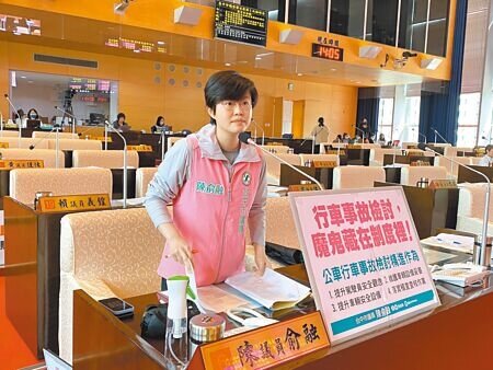 台中市議員陳俞融要求交通局應系統性改善公車問題,輔導業者加裝「先進駕駛輔助系統」。(張亦惠攝)