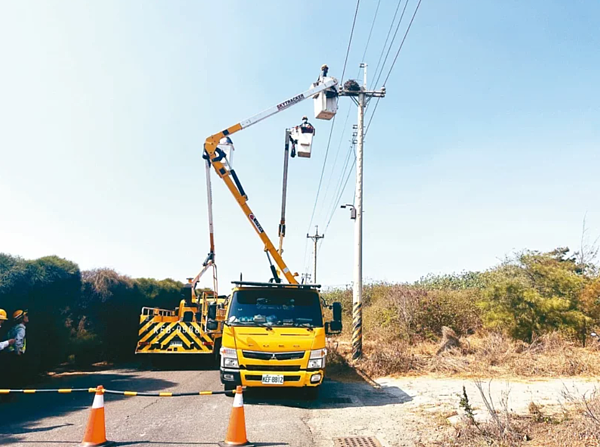 台電在高雄彌陀區電線桿上發現直徑80公分大的鳥巢,出動7名員工、3部升空車前往「移巢」。記者王昭月/翻攝