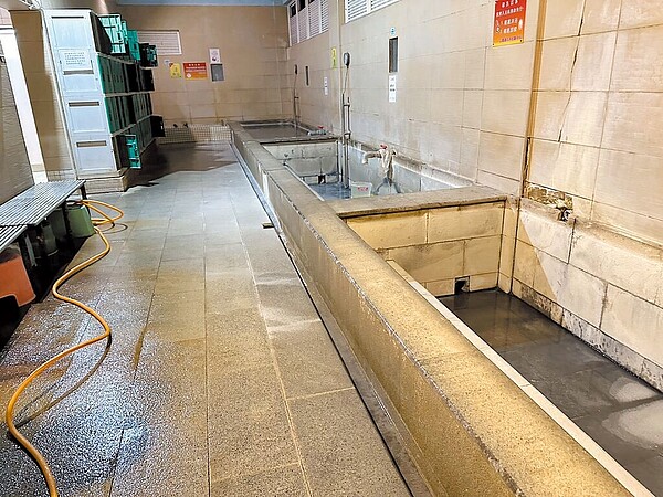 陽明山「前山公園」公共浴池,女湯三個池卻永遠只開放一池,台北市議員陳怡君收到民眾陳情,16日前往現場勘查。(台北市議員陳怡君提供/陳薏云台北市傳真)