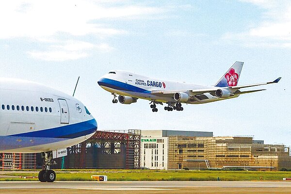 陸委會公布「恢復兩岸空運客運航點之規畫」,除現行5航點,另開放10個定期航班航點及13個包機航點。圖/中時報系資料照