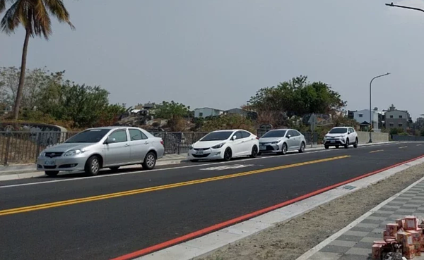 台南市南區濱南路段鄰近喜樹公墓SC-14-15m新闢道路工程,緊鄰公墓道路,雖可以不必繞路,但當地居民說覺得毛毛的,根本不敢走。圖/台南市議員林美燕提供