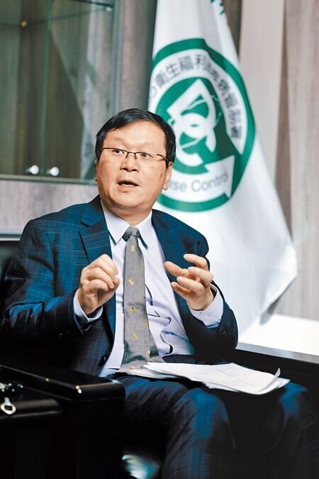 新冠肺炎全球肆虐超過3年,回顧防疫時期,莊人祥用自己的醫學資訊專業親力親為,面對史無前例的「校正回歸」爭議,他親自帶隊到醫院解決檢體比對問題。(郭吉銓攝)