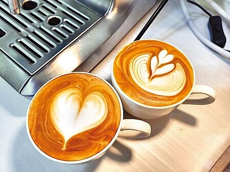 咖啡富含多酚類物質,具有抗氧化功效;丹麥研究顯示,咖啡加牛奶抗發炎效果翻倍。(陳人齊攝)