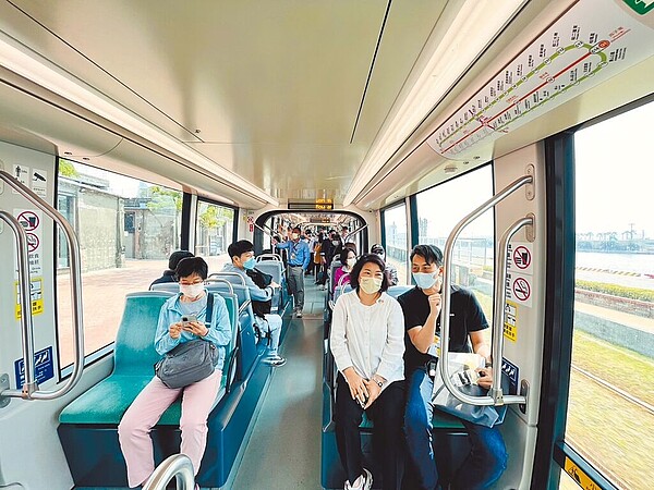 嘉義市長黃敏惠17日到高雄市實際體驗搭高雄輕軌,並再次向中央喊話,請中央盡速兌現輕軌建設。(嘉義市政府提供/呂妍庭嘉義傳真)