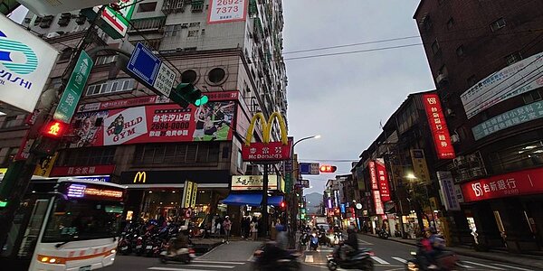 汐止中興路商圈生活機能成熟,房價相對親民吸引年輕首購族。圖/台慶不動產汐止喜來登加盟店提供