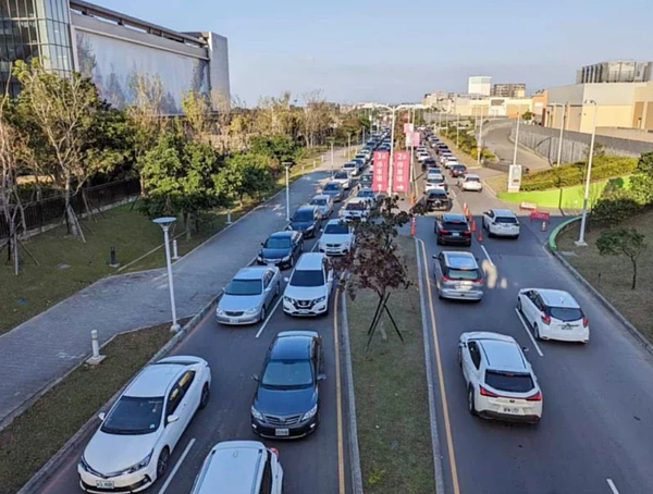 桃園青埔地區每逢假日經常大塞車，引起民怨。圖／取自臉書「我是青埔人」社群