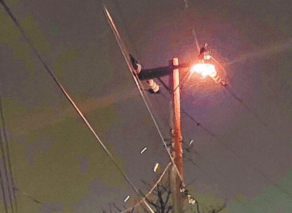 桃園市觀音區電桿頂端近期常發生起火事件，團團火光宛如發爐，地方民代建議台電加強巡檢，台電表示將加強礙掃作業，避免鹽霧害影響導致火花產生。（吳進昌提供／蔡明亘桃園傳真）