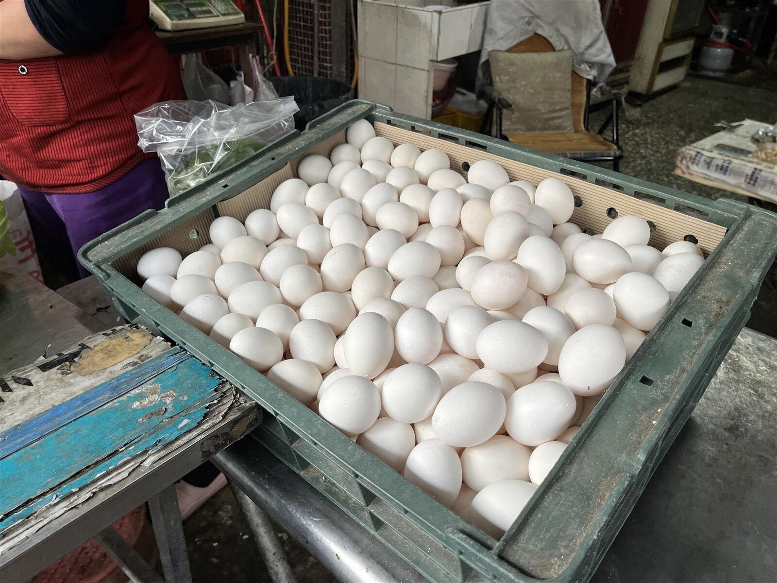 雞蛋產銷雙方昨晚開會,原本傳出要再漲2至3元,但由於受到官方壓力做成凍漲決議,下周再議。 聯合報資料照片 記者李宗祐/攝影