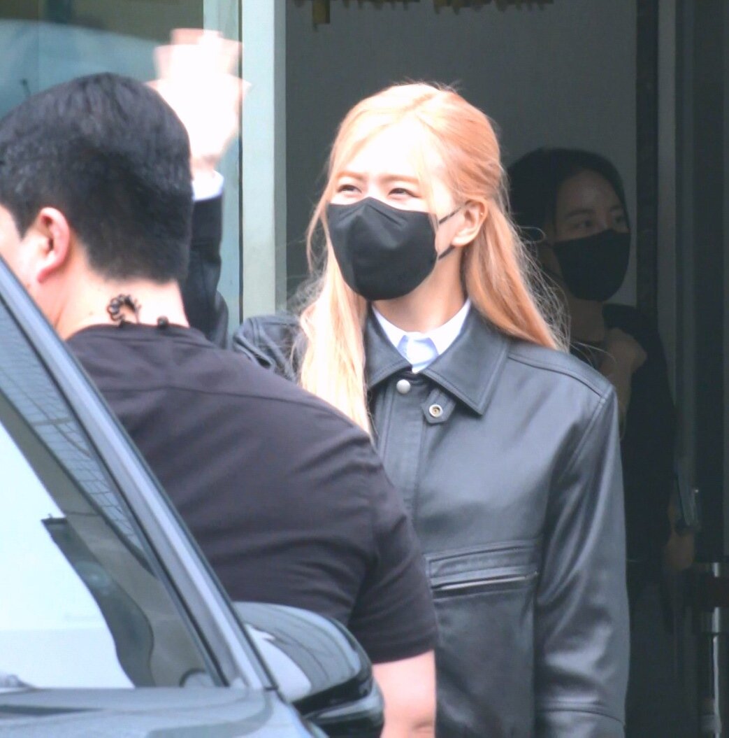 BLACKPINK四位成員今天上午搭專機來台,上百粉絲在現場尖叫迎接。記者劉學聖/攝影