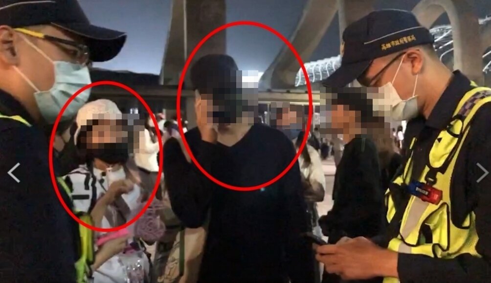 BLACKPINK昨晚高雄世運主場館開唱，場外傳出粉絲遭騙票情事，黑衣男辛姓男子和白帽女覃姓女子被粉絲指控騙票，提告涉嫌詐欺。記者劉學聖／攝影 