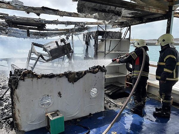 澎湖沙港村東漁港碼頭的一座海上平台傳出火警,在風勢助長之下火勢迅速延燒,不到40分鐘時間就將該平台燒個精光,令業者相當難過。(澎湖縣消防局提供)
