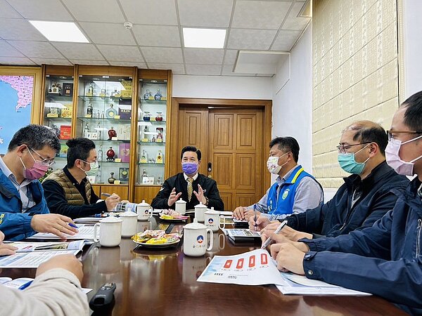 金門縣長陳福海會同金寧鄉長楊忠俊、工務處長黃儒新及相關同仁，研商金門大橋延伸道路與瓊安路銜接路網計畫。圖／縣府提供