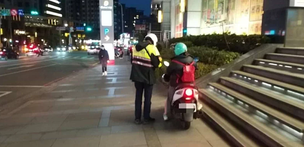 林口警分局從這月2日至11日,針對轄內7種違規樣態共舉發733件,呼籲民眾要遵守交通法規。記者曾伯愷/翻攝