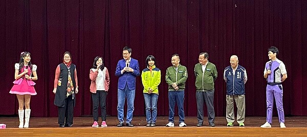 費鴻泰辦親子活動 倡議「從小開始存錢」 國民黨立法委員費鴻泰對於社區親子活動非常重視,於今天(18日)下午3點在雙永國小推動親子活動。
