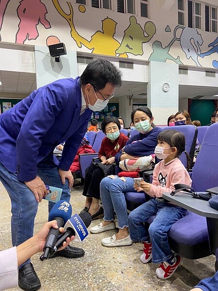 費鴻泰辦親子活動 倡議「從小開始存錢」 費鴻泰昨天有個超級星期六,早上六點到選區公園向晨操鄉親拜票,接著到中崙市場作現場服務;中午參加社團餐會活動,下午主辦親子活動,晚上參加各里的里民活動。