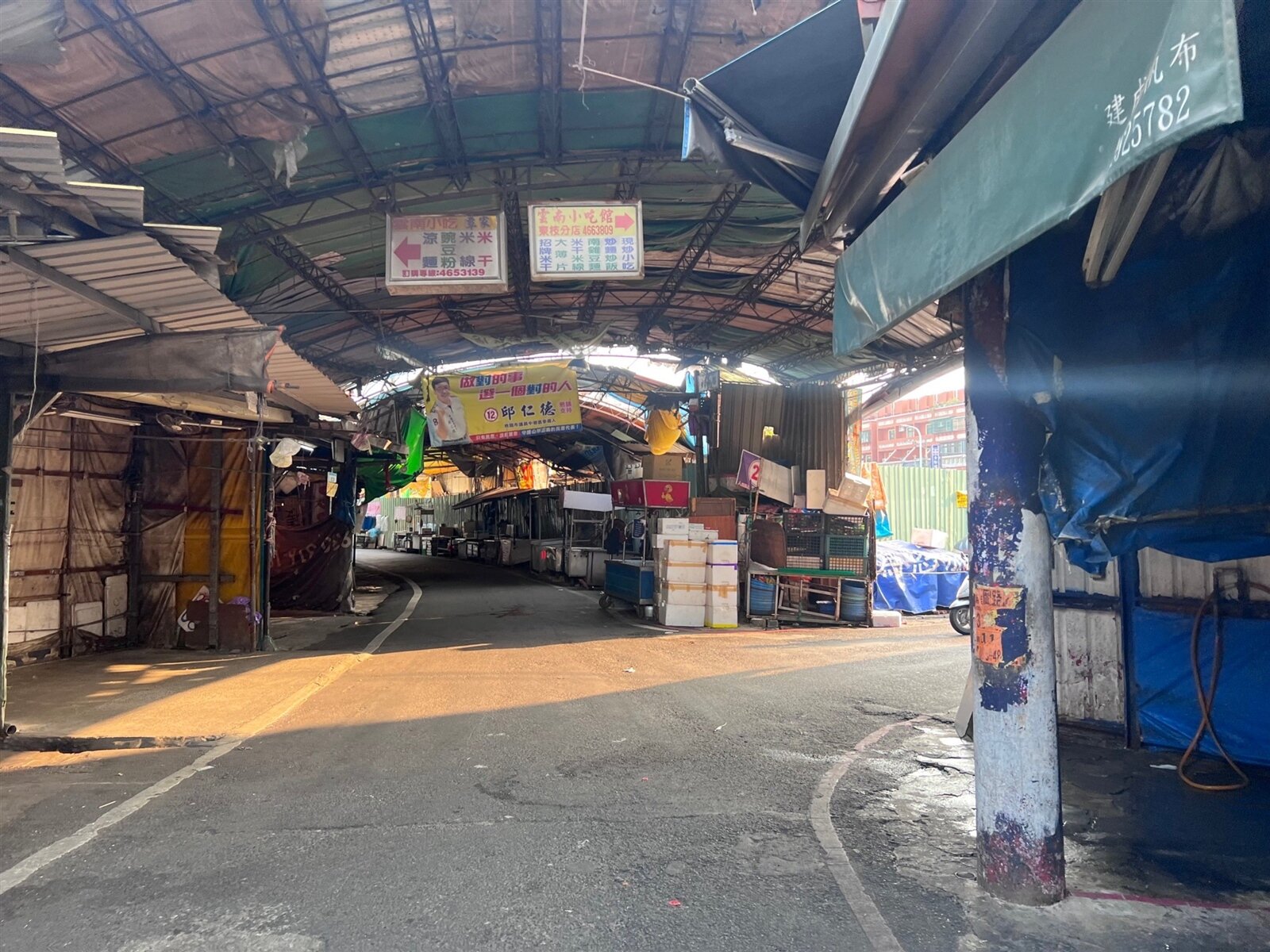 位於南桃園的忠貞市場有超過40年的歷史,曾遭反應缺乏管理,環境髒亂等問題,當地里長曾提案改善,盡速於市場用地興建改善。記者陳右豪/攝影