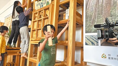 
台東林管處使用國產材打造展示接待空間「杉林語堂」，孩子體驗互動。（蔡旻妤攝）

