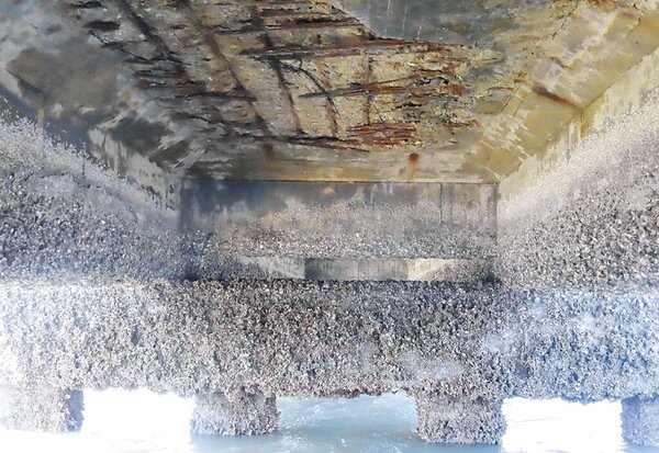 連接雲林縣四湖鄉及台西的海新橋，橋面板混凝土破損破裂、鋼筋嚴重繡蝕。（雲林縣府工務處提供／周麗蘭雲林傳真）