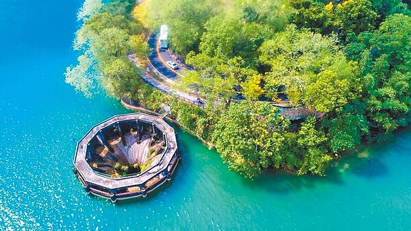 日月潭若水位高於748.5公尺，過多的水會從溢流井排到下游溪流；因此溢流井有「日月潭神祕黑洞」之稱。（日月潭風管處提供／楊靜茹南投傳真）