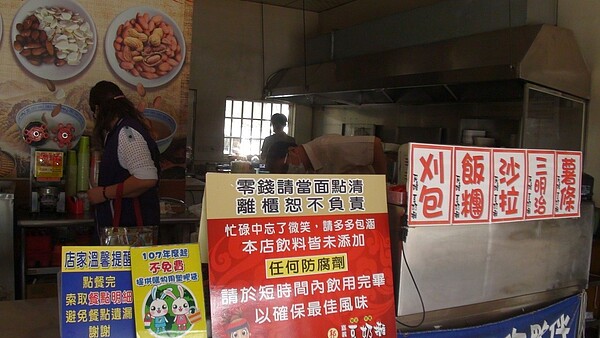 嘉義豆奶攤民雄店2018年曾傳出食安危機，造成52人集體食物中毒，1名中正大學碩士生更在用餐後暴斃。圖為衛生局人員查看店家設施。記者謝恩得／攝影 