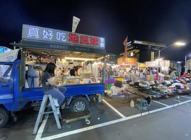 大益夜市業者表示，原來是申請貨櫃商店街，中間是攤販，但審議委員會認為不符合當初商店街的規畫圖面，因此目前已將攤販夜市與貨櫃商店街拆開。 聯合報系資料照／記者修瑞瑩攝影