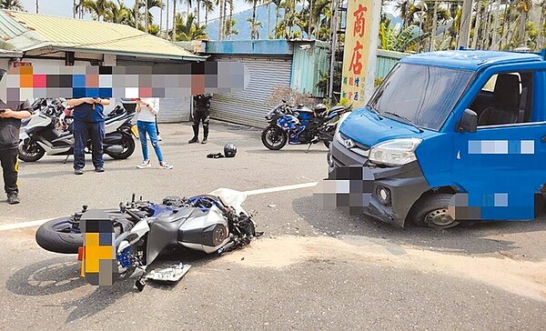 嘉義縣台3線知名阿婆灣路段，19日中午一輛林務局嘉義林區管理處所屬公務貨車因逆向迴車後，又逆向跨越雙黃線，與黃牌重機碰撞，導致20歲劉姓駕駛送醫不治。（警方提供／呂妍庭嘉義傳真）