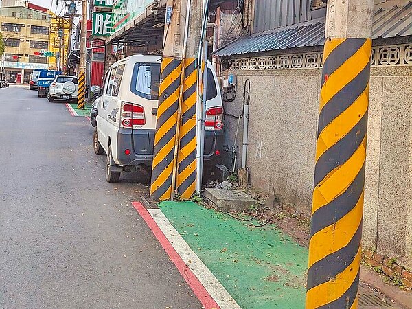 台北市南京東路6段368巷短短幾百公尺的標線型人行道,出現7根電線桿、1根路標桿和1座電箱,人行道被切斷成好幾節。(台北市議員李明賢提供/劉彥宜台北傳真)