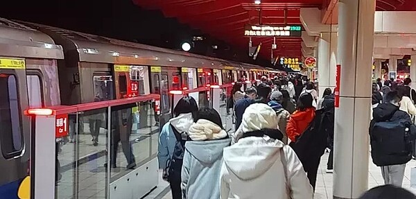 淡水站發車間距是其他站的2倍,新北市議員鄭宇恩要求雙北溝通,增加淡水站捷運班次。北捷認為,目前運能尚有餘裕,未來將視運量調整。圖/議員鄭宇恩提供