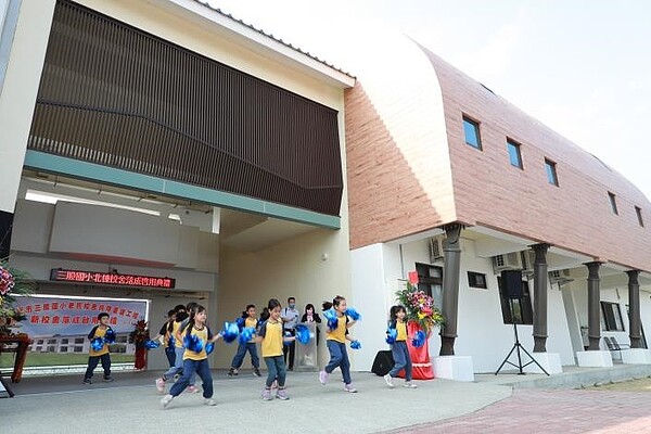 三股國小新建校舍落成啟用。圖／台南市府提供