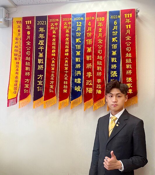 永慶房屋經紀人李政陽入行3年,從房仲菜鳥晉升至業務副理,解鎖百萬年薪目標。圖/永慶房屋提供