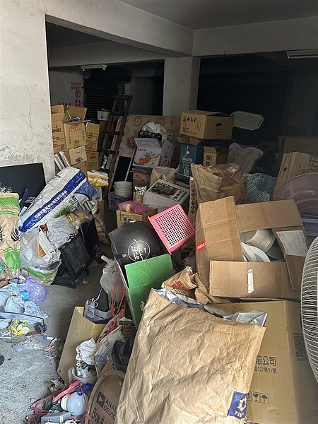 台中市大里區一處大樓地下室被堆滿廢棄物。圖/李天生提供