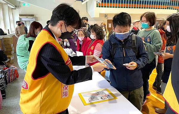 永慶房屋提供精美的文具提袋組給小朋友們唷。（圖／信義區樂生活Ｘ有你有我）